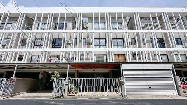 ทาวน์โฮม 3.5 ชั้น วาย เรซิเดนท์ สุขุมวิท 113 ต่อเติมพร้อมอยู่