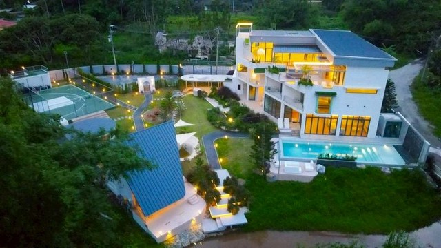 พูลวิล่าสุดหรู สไตล์พาล์มบีช ติดน้ำ วิวภูเขา โซนแม่ริม 