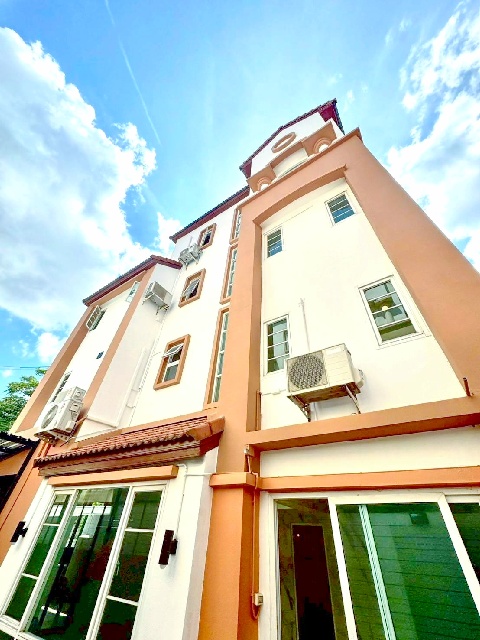  MRT ปากเกร็ด 1 กม. รร.สวนกุหลาบวิทยาลัย 700 ม.ทาวน์โฮม 3.5 ชั้น ใหม่ 282 ตร.ม.7 แอร์เหมาะกับโฮมออฟฟิศ สวนหย่อมสไตล์อังกฤษ 7 นอน 3 น้ำ 