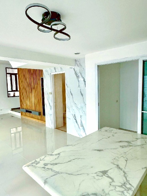 MRT ปากเกร็ด 1 กม. รร.สวนกุหลาบวิทยาลัย 700 ม.ทาวน์โฮม 3.5 ชั้น ใหม่ 282 ตร.ม.7 แอร์เหมาะกับโฮมออฟฟิศ สวนหย่อมสไตล์อังกฤษ 7 นอน 3 น้ำ