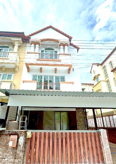 รร.สวนกุหลาบวิทยาลัย 700 ม. MRT ปากเกร็ด 1 กม. ทาวน์โฮม 3.5 ชั้น ใหม่ 280 ตร.ม.7 แอร์เหมาะกับโฮมออฟฟิศ สวนหย่อมสไตล์อังกฤษ 7 นอน 3 น้ำ