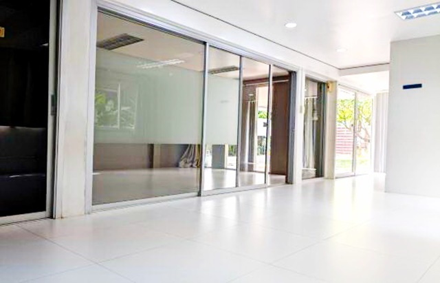 รามคำแหง110-112 โรงจอดรถ SuperCar MRT สัมมากร 800ม. 9นอน สำนักงาน บ้านพร้อมโกดัง2ชั้น 542ตรม. 212ตรว.  3น้ำ 5จอดรถ 4แอร์  ใหญ่มาก