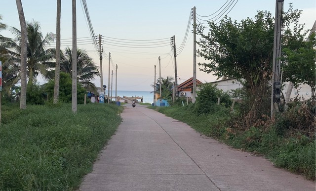 ผืนดินไทยทรงคุณค่า  ขายที่ดินใกล้หาดบางเบิด ติดถนนทางหลวง ใกล้หาด1 กม. +ขนาดที่ดิน 50-1-18 ไร่ โฉนดครุฑแดง พร้อมโอน ไร่ล่ะ 8 แสน