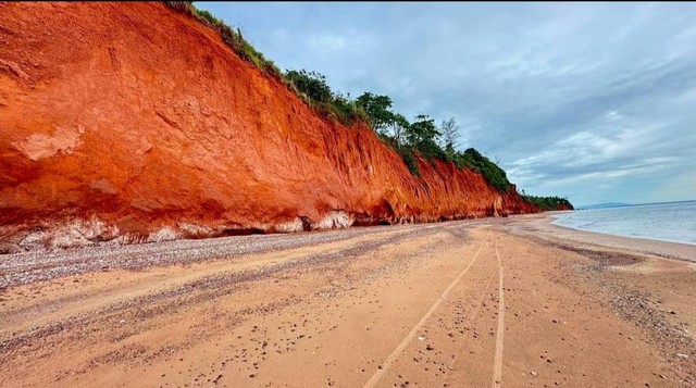 ผืนดินไทยทรงคุณค่า  ที่ติดทะเล 2.5 ลบ./ไร่ ฝั่งแดง ผาแดง หายาก ประจวบ บางสะพานน้อย สวยมากแปลงนี้ ขายถูกสุดในย่านนี้ ไร่ละ 2.5 ล้านบาท 