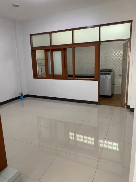 ให้เช่าทาวน์โฮม3ชั้น ถนน ประชาราษฎร์บำเพ็ญ ซอย 9 แอร์เฟอร์นิเจอร์บางส่วน มี3ห้องนอน3ห้องน้ำ1ห้องอเนกประสงค์ ราคาเช่า40,000บาท