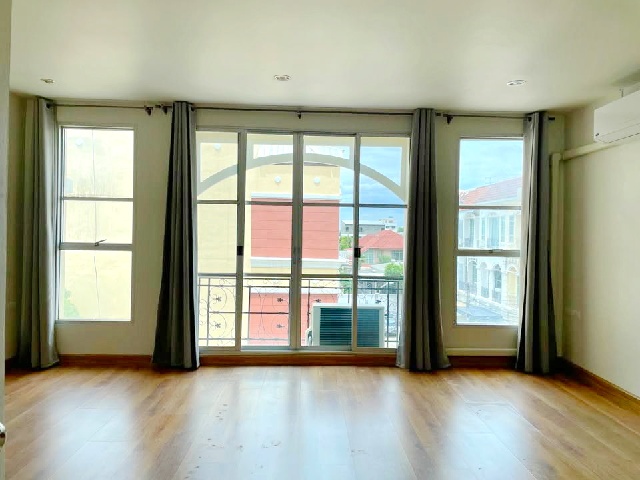 MRTลาดพร้าว 400ม.รัชดาภิเษก700ม. ทาวน์โฮม 4ชั้น หน้ากว้าง ใหม่ 4นอน 4น้ำ 384ตร.ม. 24ตร.วา.ม.  ติดถนนใหญ่ ย่านลาดพร้าว ยูเนี่ยนมอลล์ 1.9 กม.