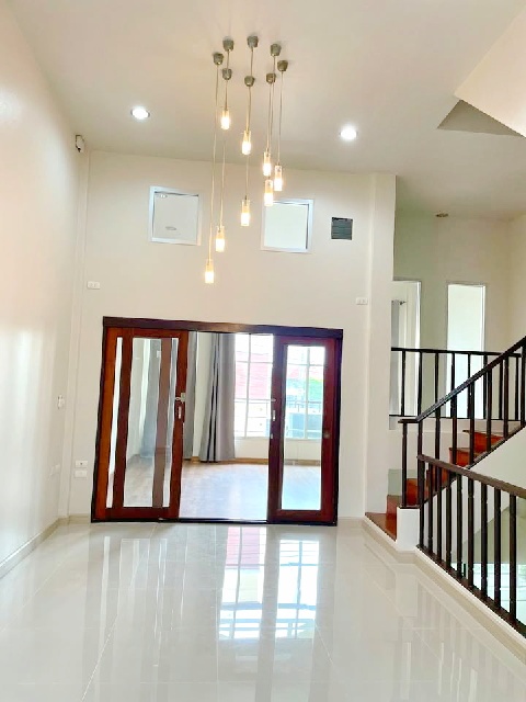 MRTลาดพร้าว 400ม.ยูเนี่ยนมอลล์ 1.9 กม. รัชดาภิเษก700ม.ทาวน์โฮม 4ชั้น หน้ากว้าง ใหม่ 4นอน 4น้ำ 384ตร.ม. 24ตร.วา.ม.  ติดถนนใหญ่ ย่านลาดพร้าว