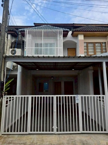 ทาวน์โฮม 2 ชั้น รีโนเวทใหม่ ทำเลดี พร้อมอยู่ โซนป่าแดด