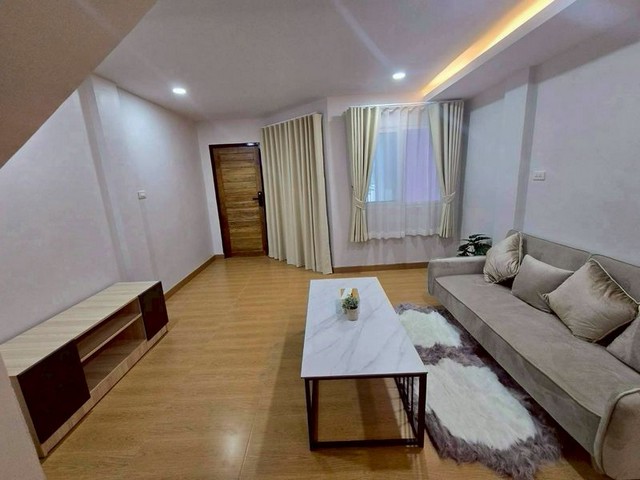 ทาวน์โฮม 2 ชั้น รีโนเวทใหม่ ทำเลดี พร้อมอยู่ โซนป่าแดด