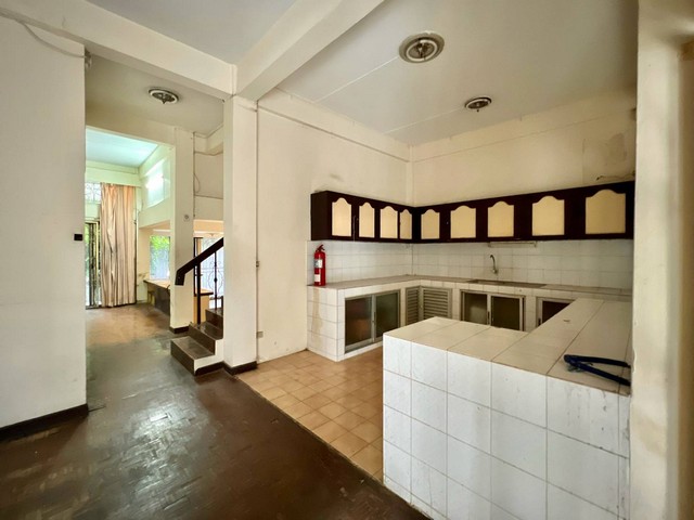 ขายทาวน์โฮมเก่า ซอยเอกมัย22 เข้าได้หลายซอย รีโนเวทเพื่อการขายต่อ หรือเพื่อพักอาศัย ในโซนธุระกิจ