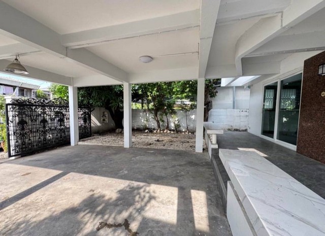 หมู่บ้าน เมืองทอง 2 โครงการ 3 พัฒนาการ 53 ขนาด 90 ตร.ว. 2 ชั้น  5 ห้องนอน 4ห้องน้ำ ใกล้แอร์พอร์ตลิ้งค์หัวหมาก