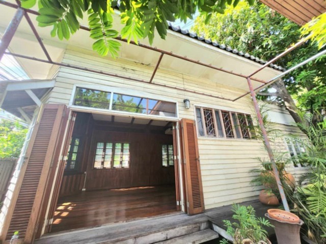 บ้านเดี่ยวสุขุมวิท 93 ซอย พึ่งมี 19 ขนาด 81 ตร.วา ได้บ้าน 2 หลัง บ้านเดี่ยว 2 ชั้น และเรือนไม้สัก  250 - 300ตรม 