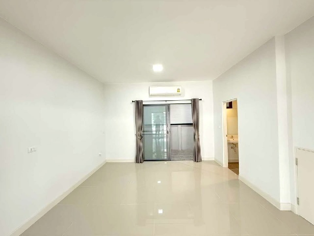 โรบินสัน 800 ม เซ็นทรัล ให้เช่าทาวน์เฮาส์ใหม่ สวย 2 ชั้น 20ตร.วา.ฉะเชิงเทรา 2.2กม.150 ตร.ม.ติดถนนใหญ่ ม.ราชภัฏราชนครินทร์ 2.8 กม.  2 นอน