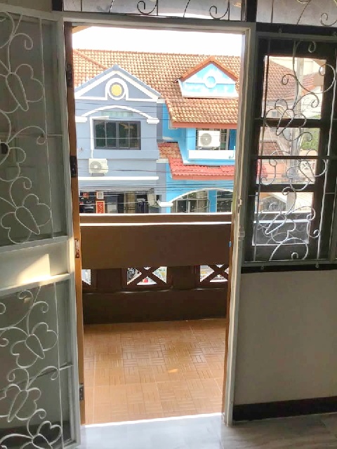 ใหม่ทั้งหลัง ม.ปทุมธานี 1.9 กม.2 นอน นันทนา ตลาดพูนทรัพย์ 300ม.  MRTรังสิต 4.7 กม. ทาวน์เฮ้าส์ 2.5 ชั้น 19 ตร.วา.170 ตร.ม.  2 น้ำ 1 แอร์