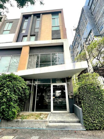 ให้เช่า ทาวน์โฮม/โฮมออฟฟิศ 3.5ชั้น แปลงมุม 30.3ตรว.(สไตล์โมเดิร์นลอฟท์)อยู่ถนนรามอินทรา64 ใกล้แฟชั่นไอส์แลนด์