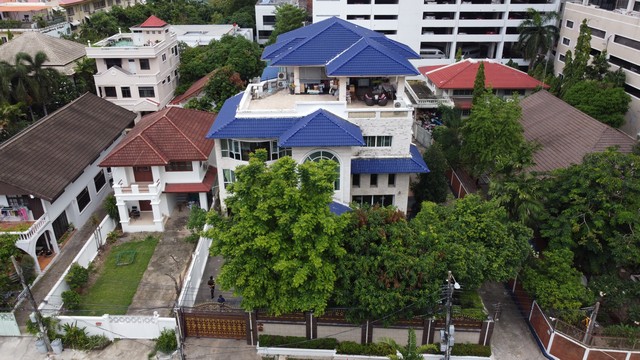 คฤหาสน์หรู 3 ชั้น  สุขุมวิท4 ขนาด 195 ตารางวา ใกล้BTSนานา เพียง 5 นาที ราคา 300 ล้านบาท