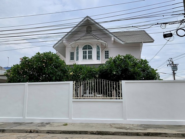 หมู่บ้าน เมืองทอง4 (สุขุมวิท101) ซอยปุณณวิถี53 บ้านเดี่ยว 2.5 ชั้น พื้นที่ 149 ตร.ว.  พื้นที่ใช้สอย 297 ตร.ม. 