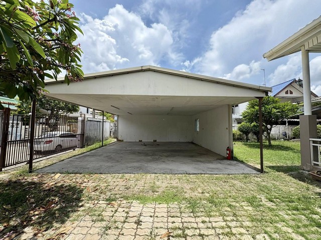 หมู่บ้าน เมืองทอง4 (สุขุมวิท101) ซอยปุณณวิถี53 บ้านเดี่ยว 2.5 ชั้น พื้นที่ 149 ตร.ว.  พื้นที่ใช้สอย 297 ตร.ม.