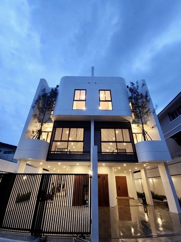 บ้านใจกลางเมืองพร้อมสระว่ายน้ำส่วนตัว (ซอย สุขุมวิท1011) ใกล้รถไฟฟ้าBTS สถานีปุณณวิถี บ้านแฝด 3.5 ชั้น พื้นที่ 51 ตร.ว. 