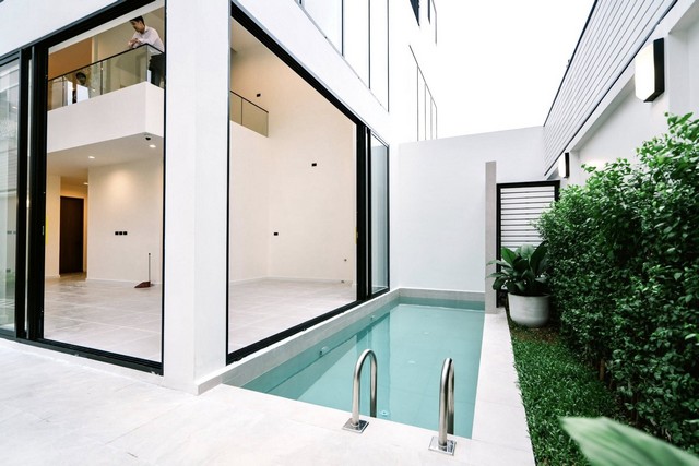 บ้านใจกลางเมืองพร้อมสระว่ายน้ำส่วนตัว (ซอย สุขุมวิท1011) ใกล้รถไฟฟ้าBTS สถานีปุณณวิถี บ้านแฝด 3.5 ชั้น พื้นที่ 51 ตร.ว.