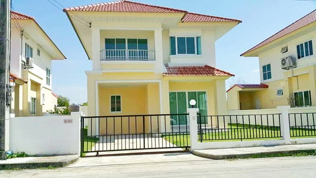 ม.ธรรมศาสตร์ รังสิต 4.4กม. ให้เช่าบ้านเดี่ยว 2 ชั้น 3นอน ม.กรุงเทพ BRT ม.ธรรมศาสตร์ รังสิต  54ตร.วา.224ตร.ม.4แอร์ วัดพระธรรมกาย 3.1 กม. 