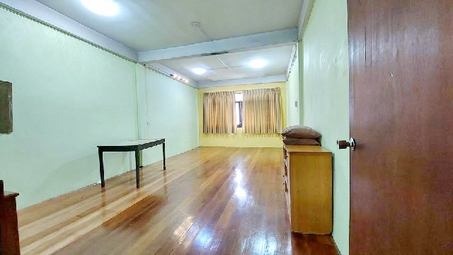 อาคารพาณิชย์ 3 ชั้น MRT แยกลำสาลี 300 ม.เดอะ มอลล์ บางกะปิ 700 ม.18 ตร.วา.220 ตร.ม.แอดเวนต์รามคำแหง 1.9 กม.3 นอน 2 น้ำ แหล่งช็อปปิ้ง