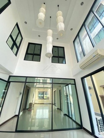 ให้เช่าโฮมออฟฟิศชั้น 4 หมู่บ้านรีเจ้นท์ รัชดา เหม่งจ๋าย สหการประมูล จอดรถ 8 คัน ใกล้ เลียบด่วนเอกมัย-รามอินทรา