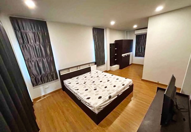 ม.ธรรมศาสตร์ รังสิต 4.6กม. บ้านเดี่ยวหรู 2 ชั้น 4นอน จัดเต็มเฟอร์ ม.กรุงเทพ รังสิต 3.2กม. รังสิต-คลอง2 บงกช31-35  52ตร.วา.220ตร. 3น้ำ