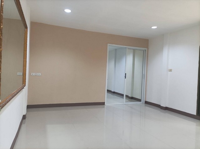 ขายทาวน์เฮ้าส์หลังมุม หมู่บ้านบัวทอง อำเภอบางบัวทอง จังหวัดนนทบุรี เนื้อที่ 28 ตารางวา รีโนเวทใหม่