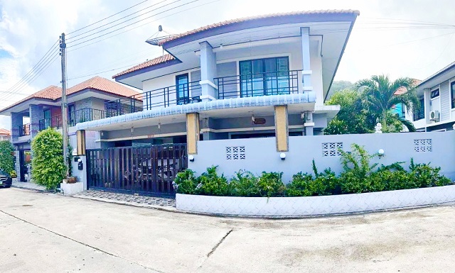 ถ.ภูเก็ต เกาะสิเหร่ โรบินสัน ภูเก็ต 3.7 กม. ให้เช่าบ้านเดี่ยว 2 ชั้น พร้อมเฟอร์ 50 ตร.วา.200 ตร.ม.3 นอน 3 น้ำ ม.ราชภัฏภูเก็ต 3.6 กม.