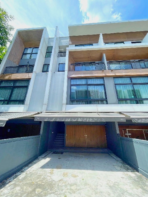 ลาดพร้าว71 รร. สตรีวิทยา2 MRTภาวนา 3กม.ให้เช่าทาวน์โฮม 3.5 ชั้น 260ตร.ม. 20 ตร.วา. 3นอน 4น้ำ 4แอร์ เดอะแจส วังหิน 1.2 กม. 