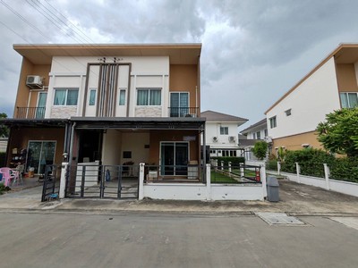 ขายทาวน์เฮ้าส์ 2 ชั้น แกรนด์ พลีโน่ รัตนาธิเบศร์ 24.9 ตร.ว. 3ห้องนอน 2 ห้องนอน ใกล้ส่วนกลาง ต่อเติมพร้อมอยู่ มีสนามหญ้าข้างบ้าน 