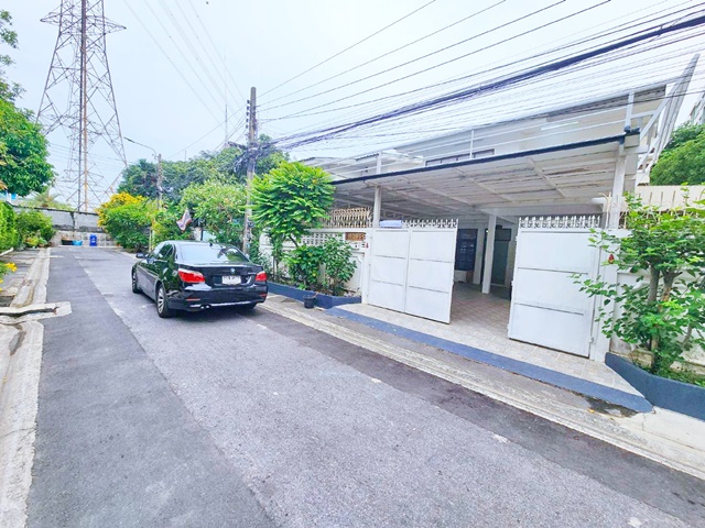 ประชาราษฎร์บำเพ็ญ20-26 MRTห้วยขวาง1กม.ให้เช่าคฤหาสน์ 2 ชั้น 80 ตร.วา. 268 ตร.ม.3นอน  สุทธิสาร รัชดาภิเษก 16-20