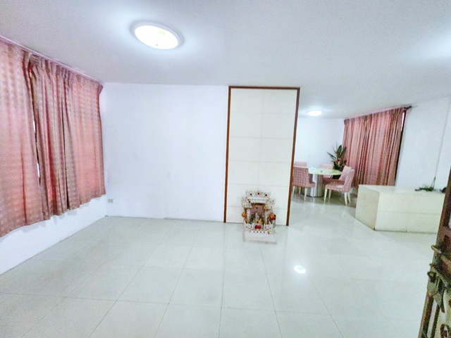 ประชาราษฎร์บำเพ็ญ20-26 MRTห้วยขวาง1กม.ให้เช่าคฤหาสน์ 2 ชั้น 80 ตร.วา. 268 ตร.ม.3นอน  สุทธิสาร รัชดาภิเษก 16-20