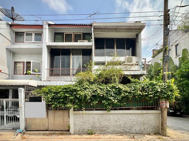 ขายทาวน์โฮมเก่า 3 ชั้น ซอยเอกมัย 22 รีโนเวทเพื่อการขายต่อ หรือเพื่อพักอาศัย ในโซนธุระกิจ