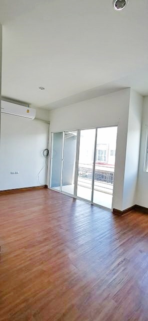 ม.ราชภัฏวไลยอลงกรณ์ 700 ม.  นวนคร เชียงรากน้อย ให้เช่าทาวน์เฮ้าส์ 2 ชั้น ใหม่ 26ตร.วา.206 ตร.ม.ทำเลดี  โลตัส ประตูน้ำพระอินทร์-อยุธยา 700ม.