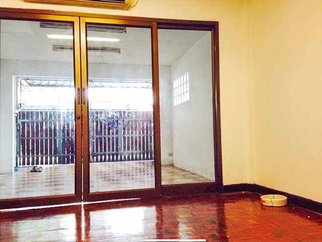 รพ.เกษมราษฏร์ 250ม. MRTสัมมากร 250ม. รีโนเวท! ต่อเติมหลังคา หน้า-หลัง ให้เช่ารามคำแหง 135-141  2นอน 2น้ำ 17ตรว. 140ตรม. ห้างเพียวเพลส 3แอร์