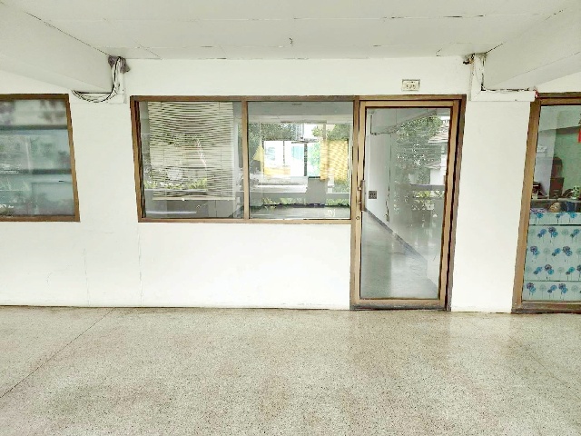 ถูกที่สุด ออฟฟิศประเทศไทย ติดรถไฟฟ้า MRTสุทธิสาร 900ม. อาคาร 32 ตร.ม. รร.นานาชาติคิซิโกะ 3.8 กม. 1นอน ซ.อินทามระ 31-37  