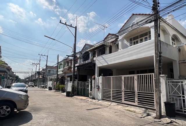 MRTรังสิต 4.7 กม.นันทนา ตลาดพูนทรัพย์ 300ม. ทาวน์เฮ้าส์ 2.5 ชั้น 19 ตร.วา.170 ตร.ม. ใหม่ทั้งหลัง ม.ปทุมธานี 1.9 กม.2 นอน 2 น้ำ 1 แอร์  