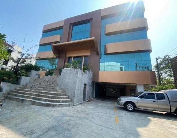 ให้เช่าอาคารพาณิชย์ 5 ชั้น ทาวน์อินทาวน์ ลาดพร้าว ขนาด1,500 ตรม.ทำเลดี ใกล้เลียบด่วนเอกมัย-รามอินทรา