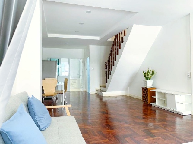 BTSอ่อนนุช 1.3 กม.ให้เช่าทาวน์เฮ้าส์ 2 ชั้น 18 ตร.วา.พร้อมเฟอร์ 2 นอน 2 น้ำรร.นานาชาติเซนต์ไมเคิล 1 กม.ซ.อ่อนนุช 12-18 รพ.สุขุมวิท 2.7 กม.