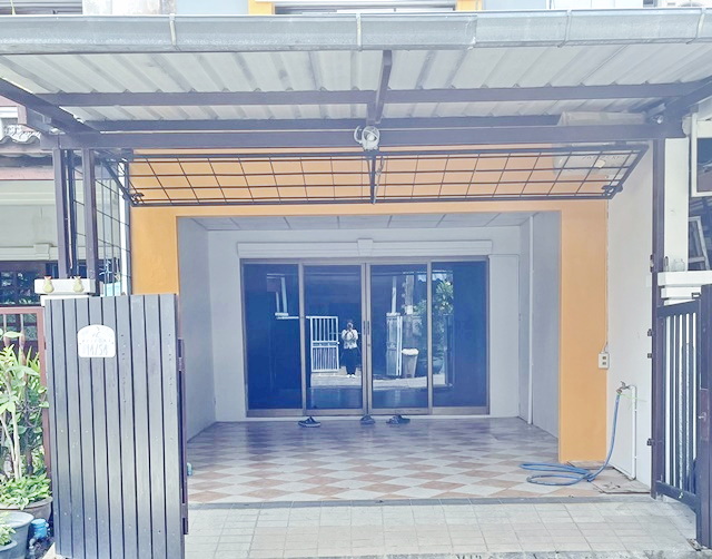  หน้า-หลัง ให้เช่ารามคำแหง 135-141 รพ.เกษมราษฏร์ 250ม. MRTสัมมากร 250ม. รีโนเวท! ต่อเติมหลังคา 2นอน 2น้ำ 17ตรว. 140ตรม. ห้างเพียวเพลส 3แอร์