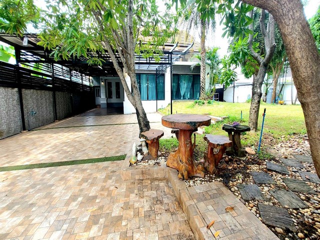 ขายบ้านเดี่ยว 3 ชั้นหลังมุม 176 ตรว. 6 ห้องนอน ซอยรามอินทรา 65 ปากซอยมีรถไฟฟ้าสายสีชมพู กม.6 ใกล้ทางด่วน