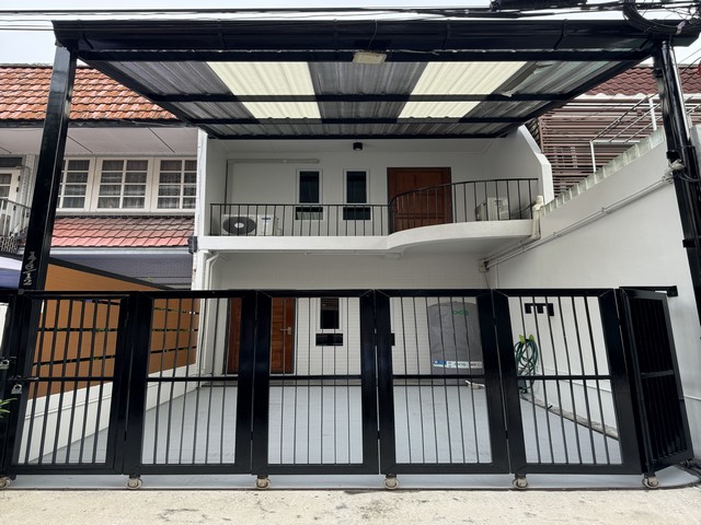 ขายทาวน์เฮ้าส์รีโนเวทใหม่ 2 ชั้น ซอยสุขุมวิท 16 แยกอโศก ใจกลางเมือง เดินทางสะดวก ใกล้ BTS อโศก และ MRT สุขุมวิท