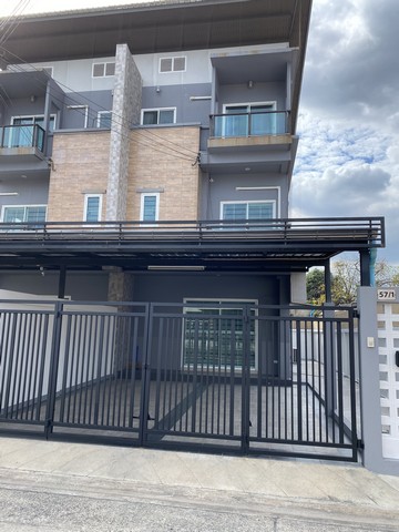 ให้เช่าทาวน์โฮม 3 ชั้น 33 ตรว. 3 ห้องนอน ย่านโชคชัย 4 นาคนิวาส เขตลาดพร้าว ใกล้ MRT โชคชัย 4