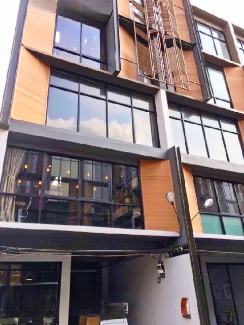 ถูกที่สุดในโครงการ 19ตร.วา. BTS อ่อนนุช 1.8กม. 5นอน ให้เช่าโฮมออฟฟิศ ใหม่ 4.5ชั้น  319ตร.ม.ตลาดอ่อนนุช 1.9 กม. 4 น้ำ 