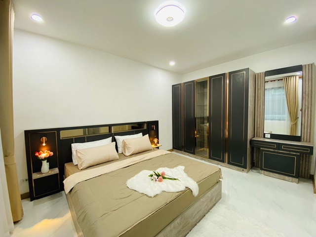 ตลาดนัมเบอร์วัน รามคำแหง 2 300 ม. บ้านขนาดใหญ่ นอกหมู่บ้าน ให้เช่า BTSบางนา 3.5 กม. ตลาดทุ่งเศรษฐี 800 ม. 60ตรว. 240ตรม