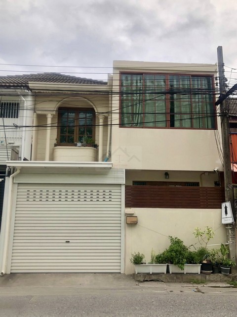 ให้เช่าทาวน์เฮ้าส์ 2 ชั้น หมู่บ้านอยู่เจริญ29 ซอยรัชดา 18 รีโนเวทสไตล์ Modern Chinese ย่านห้วยขวาง ใกล้ MRT ห้วยขวาง