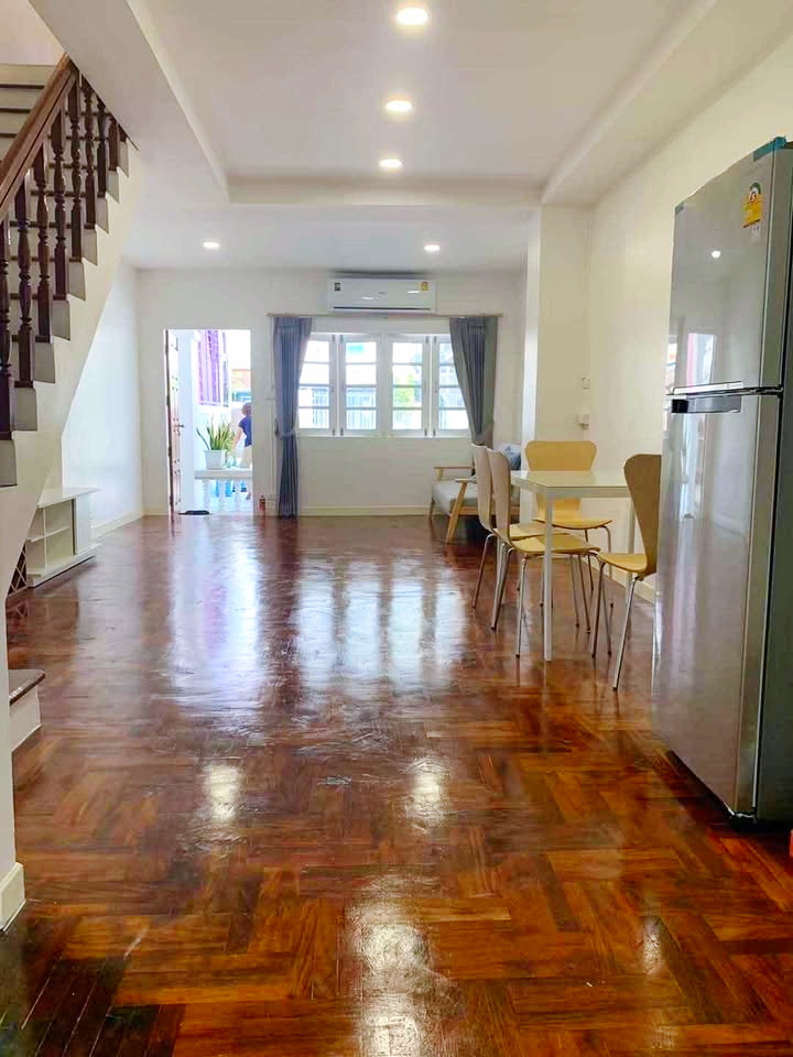 พร้อมเฟอร์ 2 นอน 2 น้ำ BTSอ่อนนุช 1.3 กม.ให้เช่าทาวน์เฮ้าส์ 2 ชั้น 18 ตร.วา.รร.นานาชาติเซนต์ไมเคิล 1 กม.ซ.อ่อนนุช 12-18 รพ.สุขุมวิท 2.7 กม.