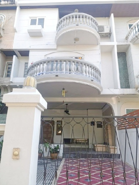 ขาย-ให้เช่าทาวน์​โฮม 4 ชั้น MRTลาดพร้าว71 200ม. เลียบด่วนเอกมัย  480 ตร.ม.30 ตร.วา เซ็นทรัล อีสต์วิลล์ 1.9 กม.